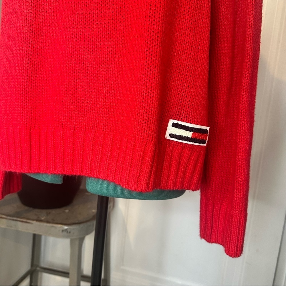 Tommy Hilfiger Bold Red Sweater Y2K logo style - Picture 3 of 9